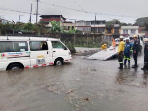 Más de 10 emergencias por inundaciones fueron atendidas por los Bomberos Oficiales 1