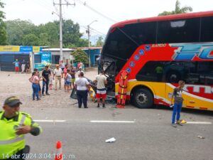 Choque de buses del Tolima dejó un fallecido y 15 heridos a la altura de La Dorada, Caldas - A La Luz Pública 2